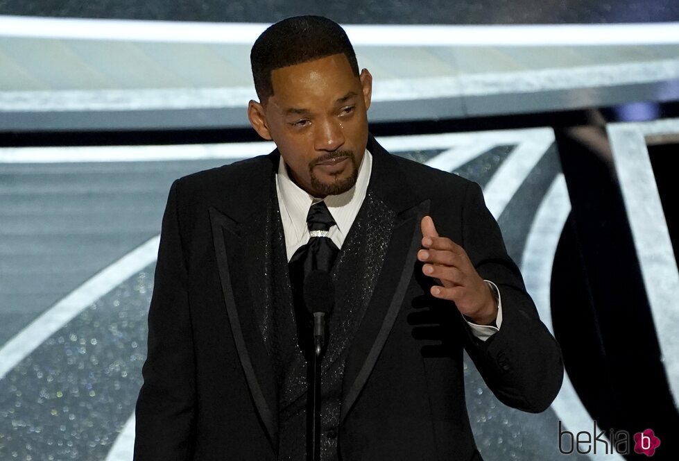 Will Smith llorando tras recibir un premio en los Oscar 2022