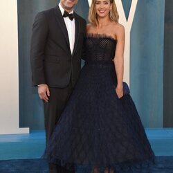 Cash Warren y Jessica Alba en la fiesta de Vanity Fair tras los Premios Oscar 2022