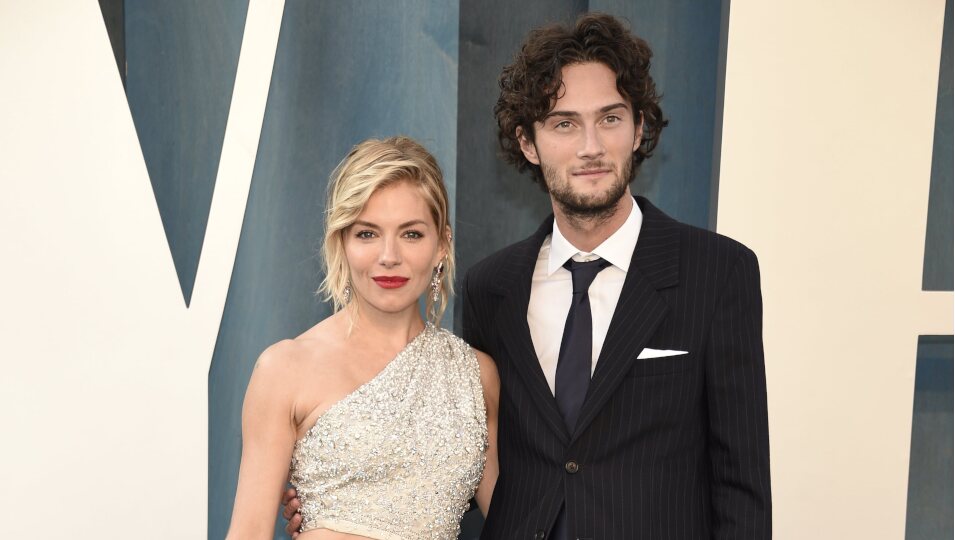 Sienna Miller y Oli Green en la fiesta de Vanity Fair tras los Premios Oscar 2022