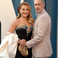 Rita Ora y Taika Waititi en la fiesta de Vanity Fair tras los Premios Oscar 2022