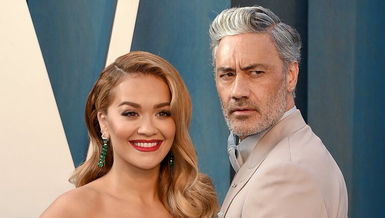 Rita Ora y Taika Waititi en la fiesta de Vanity Fair tras los Premios Oscar 2022