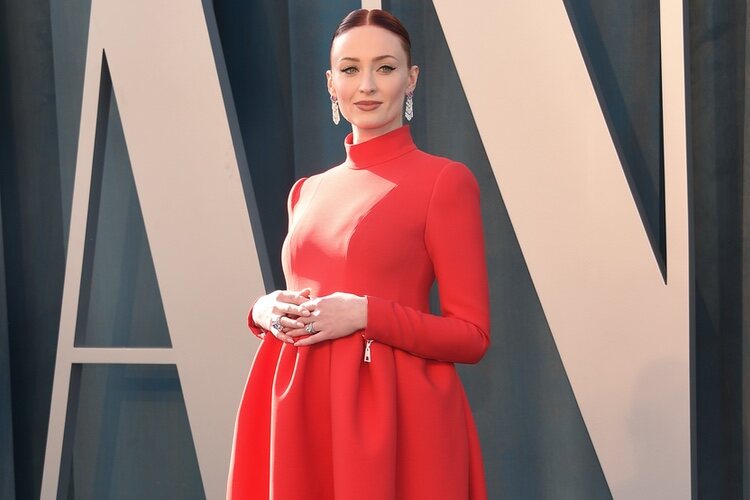 Sophie Turner posa embarazada en la fiesta de Vanity Fair tras los Oscar 2022