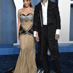 Kourtney Kardashian y Travis Barker en la fiesta de Vanity Fair tras los Premios Oscar 2022