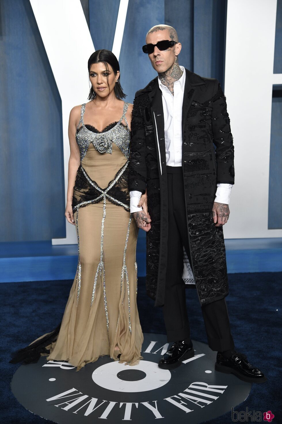 Kourtney Kardashian y Travis Barker en la fiesta de Vanity Fair tras los Premios Oscar 2022