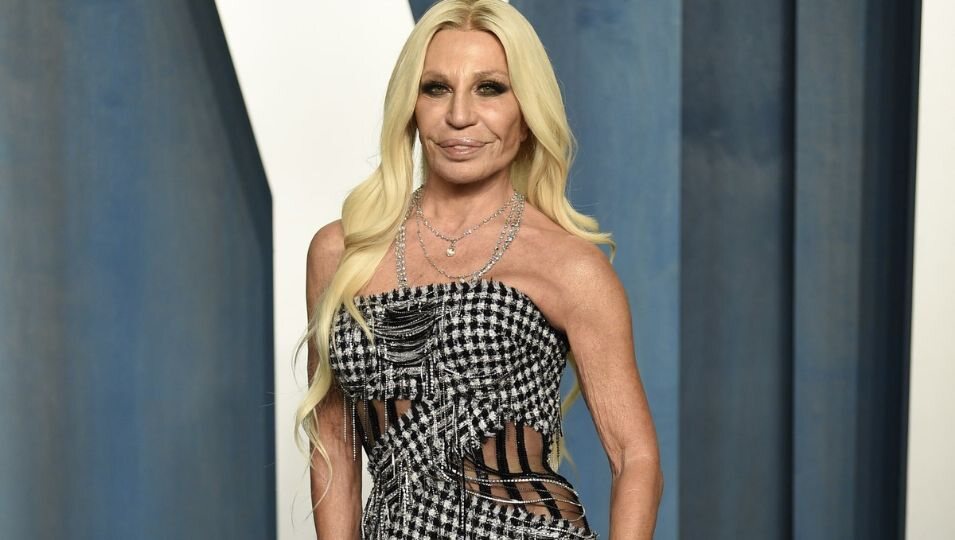 Donatella Versace en la fiesta de Vanity Fair tras los Premios Oscar 2022