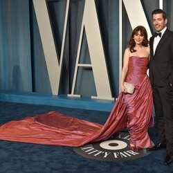 Zooey Deschanel y Jonathan Scott en la fiesta de Vanity Fair tras los Premios Oscar 2022