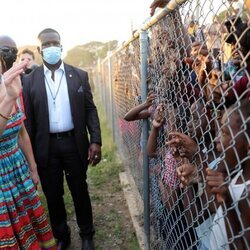 Kate Middleton saludando a través de una valla en Trenchtown en Jamaica