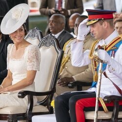 El Príncipe Guillermo y Kate Middleton en un desfile militar en Jamaica