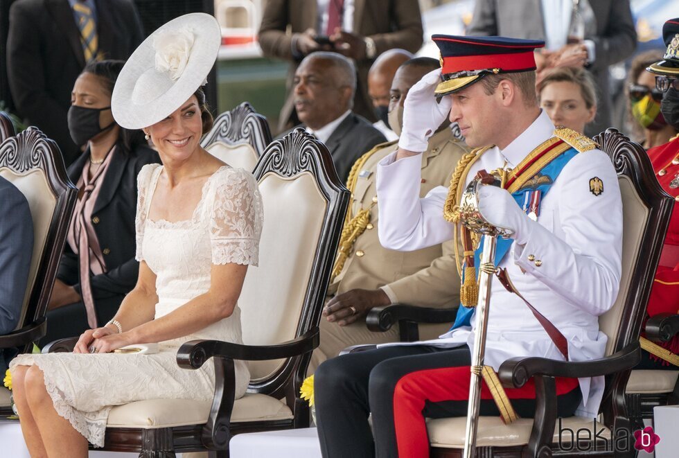 El Príncipe Guillermo y Kate Middleton en un desfile militar en Jamaica