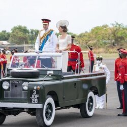 El Príncipe Guillermo y Kate Middleton subidos a un Land Rover en un desfile militar en Jamaica