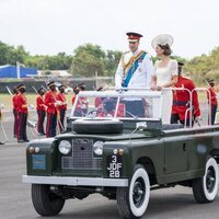 El Príncipe Guillermo y Kate Middleton subidos a un Land Rover en un desfile militar en Jamaica