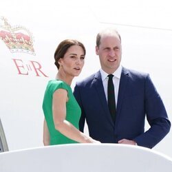 El Príncipe Guillermo y Kate Middleton en su despedida de Jamaica