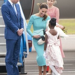 Una niña hace la reverencia al Príncipe Guillermo y Kate Middleton a su llegada a Las Bahamas