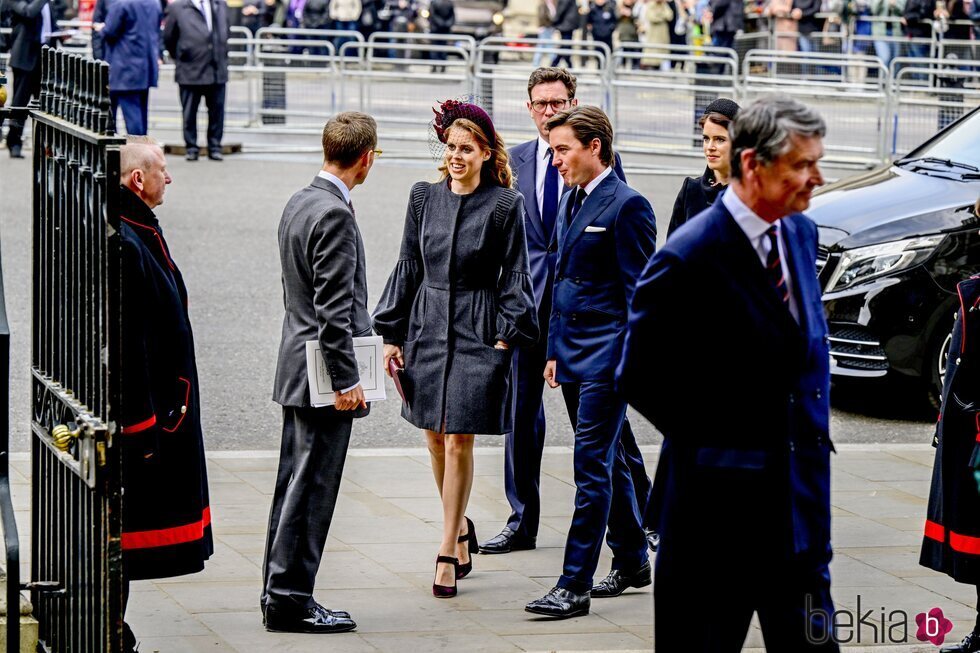 Beatriz de York y Edoardo Mapelli Mozzi y Eugenia de York y Jack Brooksbank en el homenaje al Duque de Edimburgo