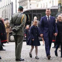 Peter Phillips y sus hijas Savannah e Isla Phillips en el homenaje al Duque de Edimburgo