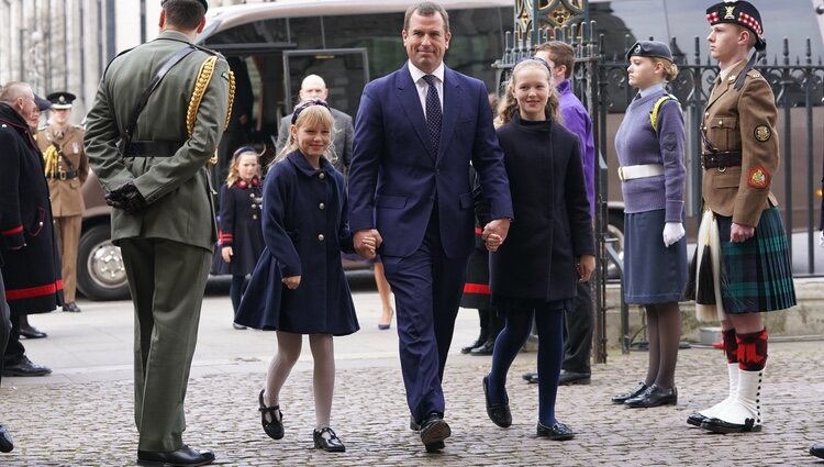 Peter Phillips y sus hijas Savannah e Isla Phillips en el homenaje al Duque de Edimburgo