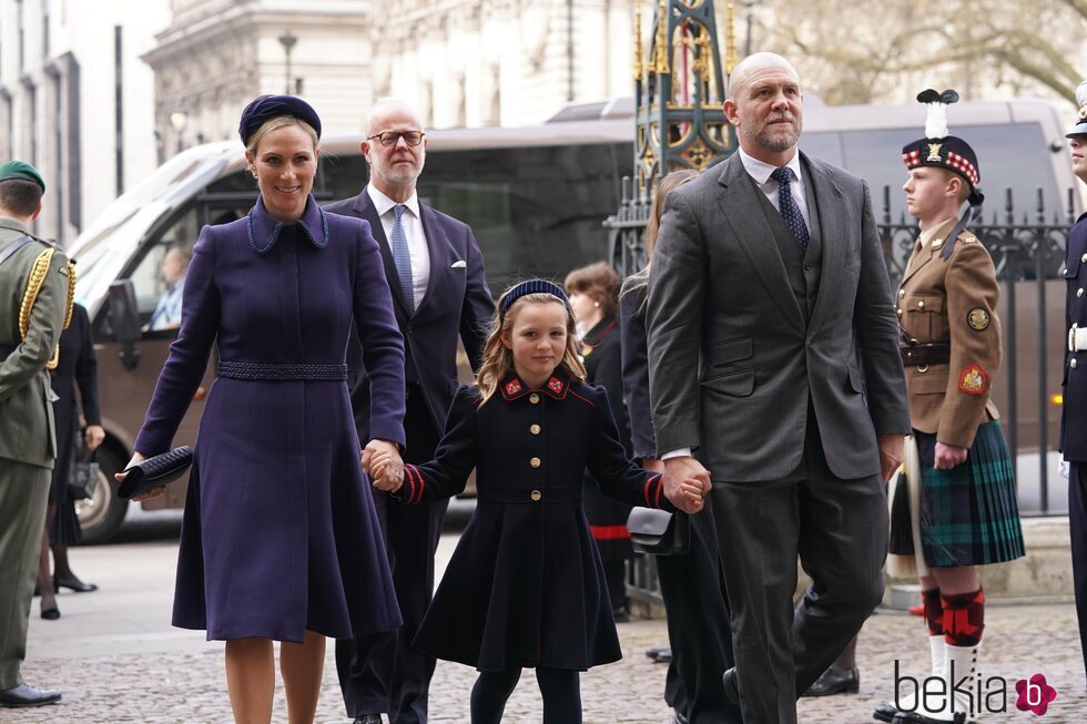 Zara Phillips y Mike Tindall con su hija Mia Tindal en el homenaje al Duque de Edimburgo