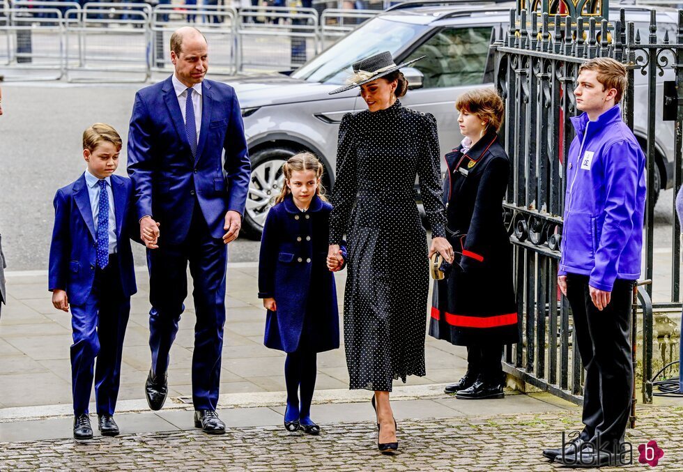 El Príncipe Guillermo y Kate Middleton, el Príncipe Jorge y la Princesa Carlota en el homenaje al Duque de Edimburgo