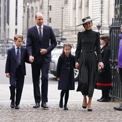 El Príncipe Guillermo y Kate Middleton y sus hijos Jorge y Carlota en el homenaje al Duque de Edimburgo