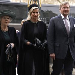 Beatriz de Holanda, Guillermo Alejandro y Máxima de Holanda en el homenaje al Duque de Edimburgo