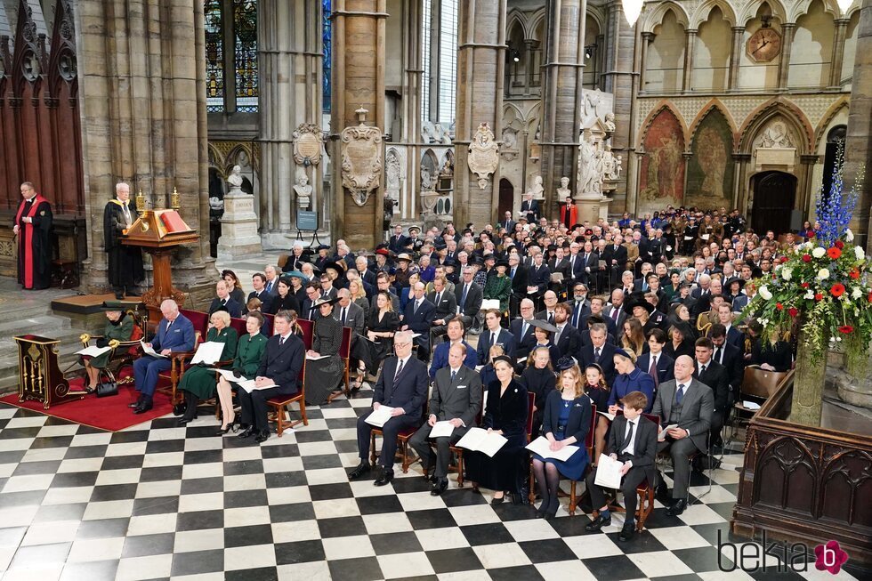 Asistentes al homenaje al Duque de Edimburgo