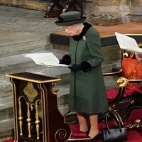 La Reina Isabel de pie en el homenaje al Duque de Edimburgo