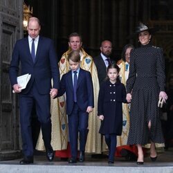 El Príncipe Guillermo y Kate Middleton con sus hijos el Príncipe Jorge y la Princesa Carlota en el homenaje al Duque de Edimburgo