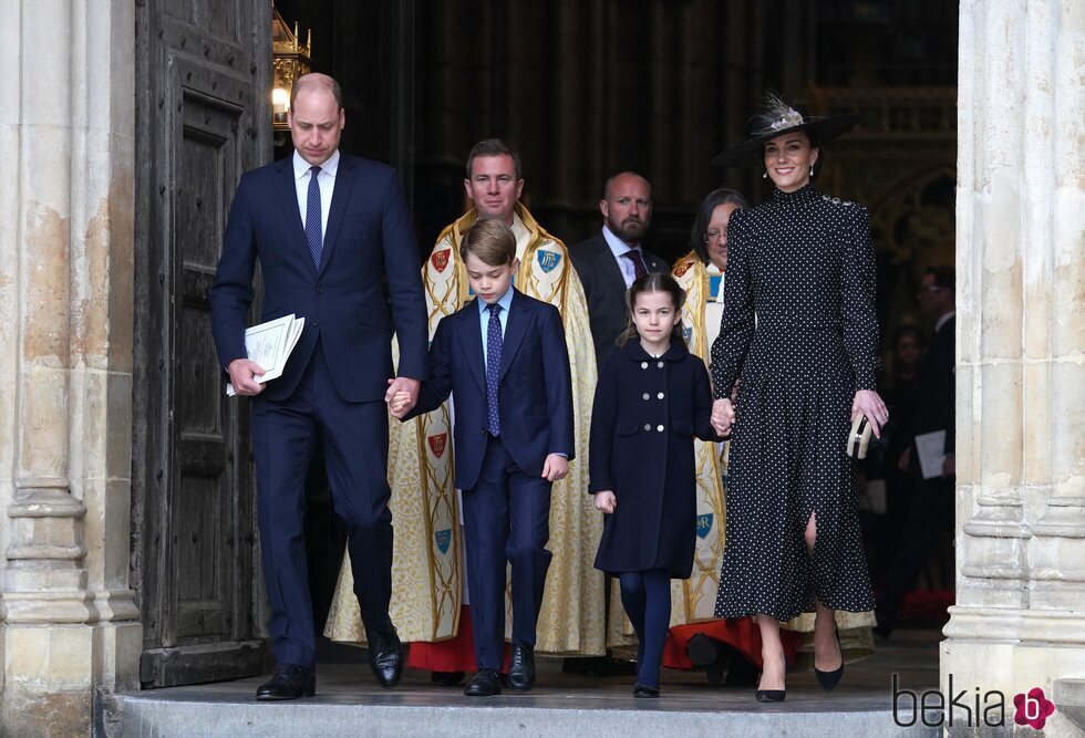 El Príncipe Guillermo y Kate Middleton con sus hijos el Príncipe Jorge y la Princesa Carlota en el homenaje al Duque de Edimburgo