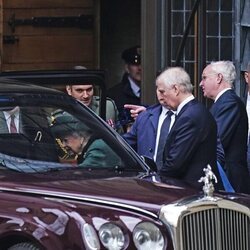 La Reina Isabel entra en el coche seguida por el Príncipe Andrés en el homenaje al Duque de Edimburgo