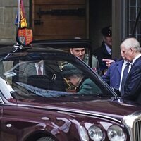 La Reina Isabel entra en el coche seguida por el Príncipe Andrés en el homenaje al Duque de Edimburgo