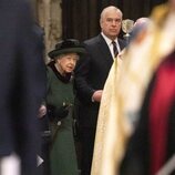 La Reina Isabel del brazo del Príncipe Andrés en el homenaje al Duque de Edimburgo