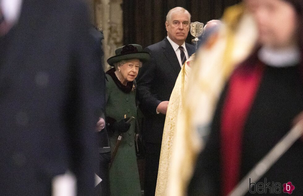 La Reina Isabel del brazo del Príncipe Andrés en el homenaje al Duque de Edimburgo