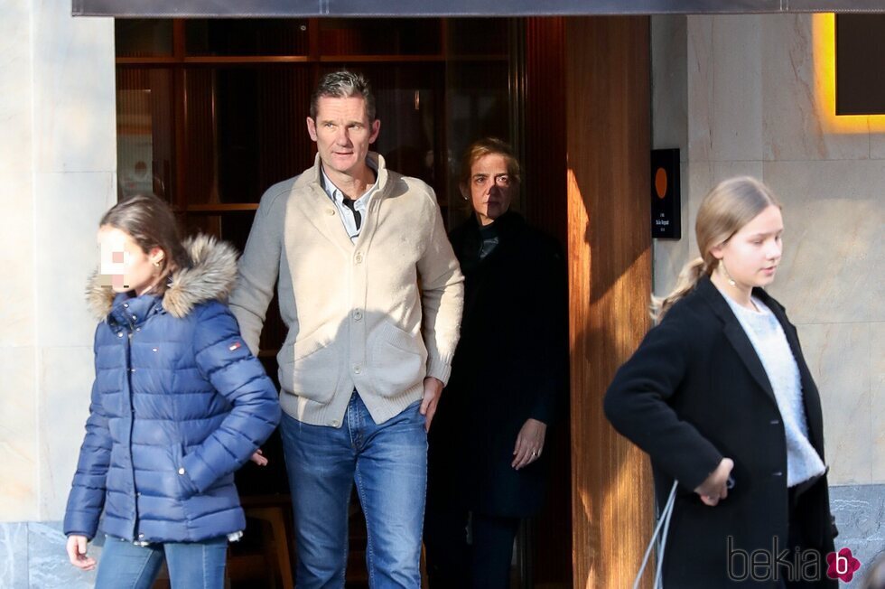 La Infanta Cristina e Iñaki Urdangarin y su hija Irene Urdangarin a la salida de un restaurante de Vitoria