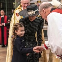 La Princesa Carlota saludando junto a Kate Middleton en el homenaje al Duque de Edimburgo