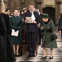 La Reina Isabel, la Princesa Ana, Sir Timothy Laurence, el Príncipe Andrés y Peter Phillips en el homenaje al Duque de Edimburgo