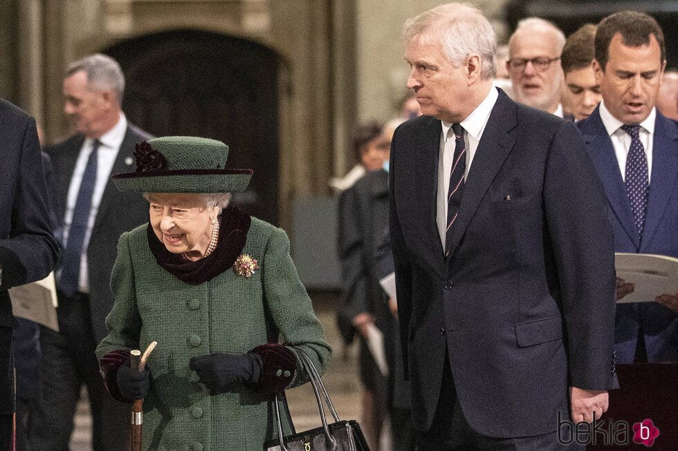 La Reina Isabel y el Príncipe Andrés en el homenaje al Duque de Edimburgo en la Abadía de Westminster