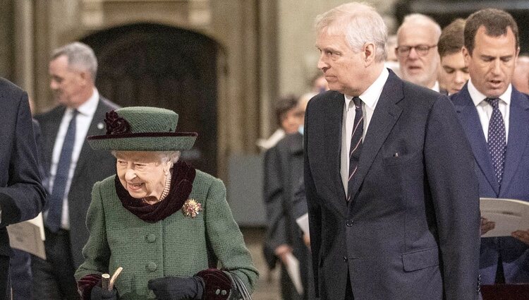 La Reina Isabel y el Príncipe Andrés en el homenaje al Duque de Edimburgo en la Abadía de Westminster