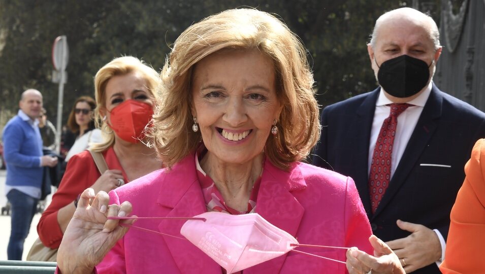 María Teresa Campos, divertida con la mascarilla en los Premios Andalucía de Periodismo