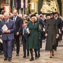 El Príncipe Carlos y Camilla Parker, el Príncipe Guillermo y Kate Middleton y el Príncipe Jorge y la Princesa Carlota en el homenaje al Duque de Edimburgo