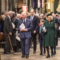 El Príncipe Carlos y Camilla Parker, el Príncipe Guillermo y Kate Middleton y el Príncipe Jorge y la Princesa Carlota en el homenaje al Duque de Edimburgo