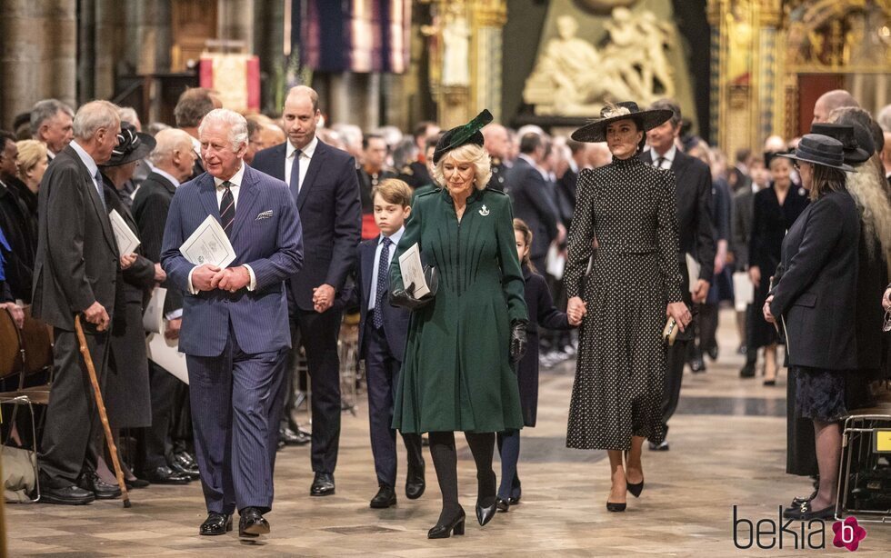 El Príncipe Carlos y Camilla Parker, el Príncipe Guillermo y Kate Middleton y el Príncipe Jorge y la Princesa Carlota en el homenaje al Duque de Edimburgo