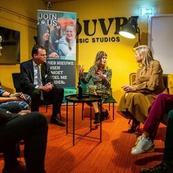 Máxima de Holanda escuchando testimonios en el lanzamiento de la fundación MIND Us