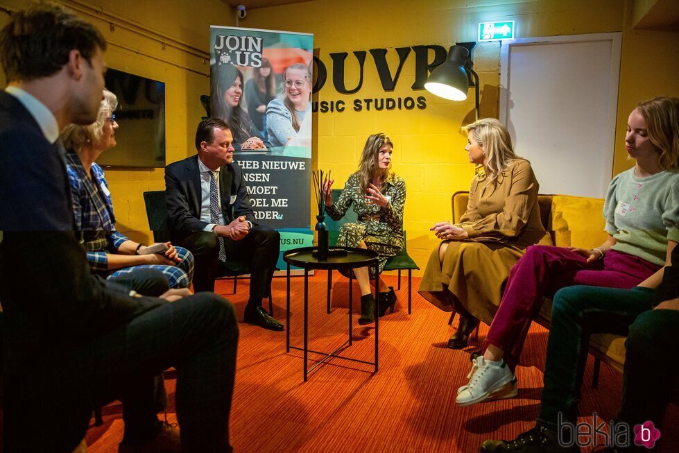 Máxima de Holanda escuchando testimonios en el lanzamiento de la fundación MIND Us