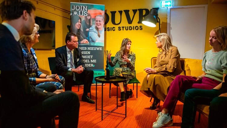 Máxima de Holanda escuchando testimonios en el lanzamiento de la fundación MIND Us