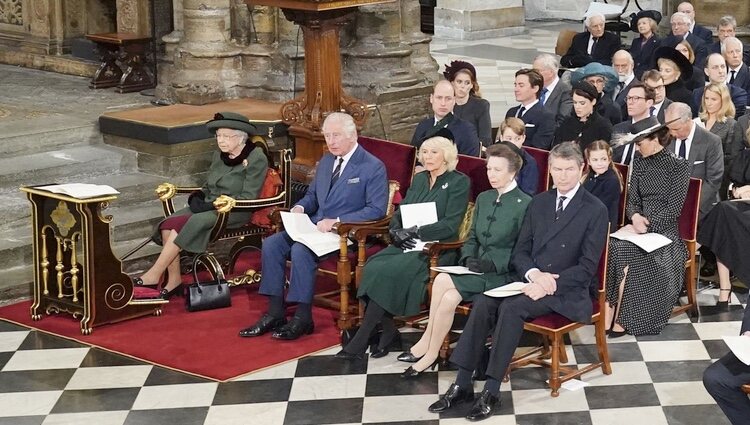 La Reina Isabel, Carlos y Camilla, la Princesa Ana y Timothy Laurence, los Cambridge, los York, los Gloucester y los Kent en el homenaje al Duque de Edimbu