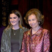 La Reina Sofía con Carlota, la hija de José Andrés, en los premios Sophia a la Excelencia en Nueva York