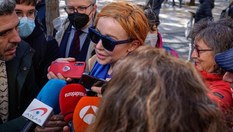 Angela Dobrowolski contestando a la prensa en las puertas del juzgado de Barcelona