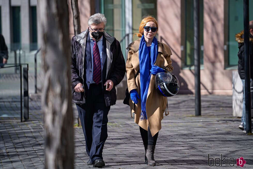 Angela Dobrowolski con su abogado acudiendo a los juzgados de Barcelona