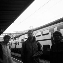 Pablo, Juan y Miguel Urdangarin de viaje en una estación de tren en Suiza