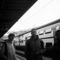 Pablo, Juan y Miguel Urdangarin de viaje en una estación de tren en Suiza